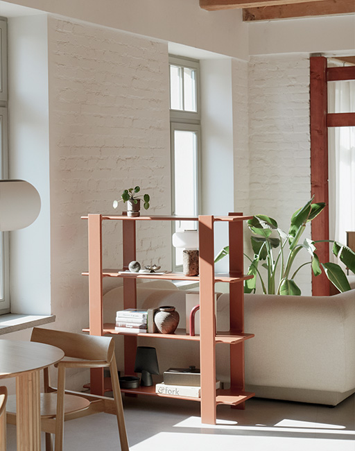 Sedie da conferenza Baltic bianche con base girevole, una con tavoletta per appunti