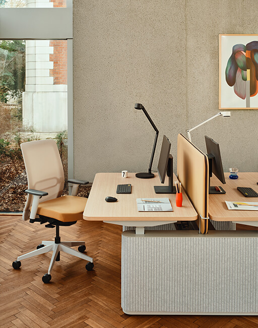 Cassettiera in legno con gambe in metallo e frontale a doghe, posizionata vicino alla finestra