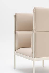 Unsere Sofas und Sessel, die mit viel Liebe zum Detail und mit Blick auf den Benutzerkomfort entworfen und hergestellt werden, sorgen für Momente der Entspannung und des konzentrierten Arbeitens. Dank sorgfältig ausgewählter Materialien und Zubehör werden sie zu Oasen der Ruhe – sowohl in den eigenen vier Wänden oder in hektischen Büroräumen.
