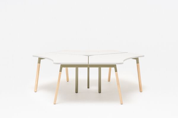 Ogi W three-station desk 