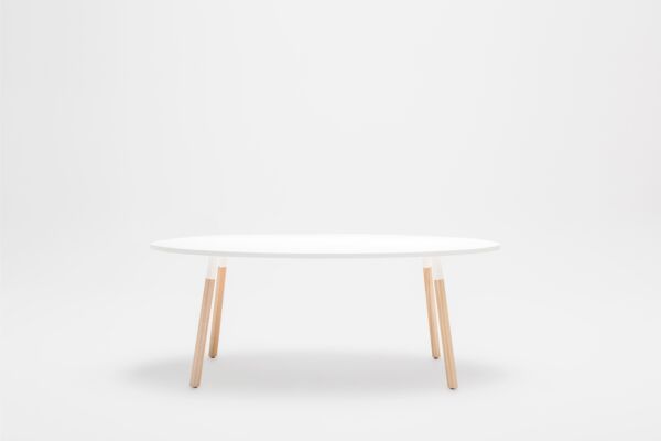 Ogi W tavolo con gambe in legno