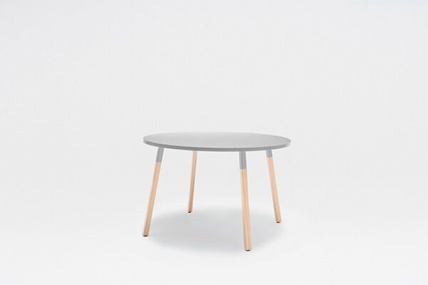 Ogi W mesa de café con patas de madera