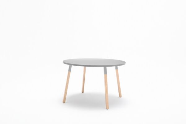 Ogi W mesa de café con patas de madera