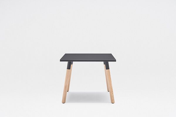 Ogi W mesita de café con patas de madera