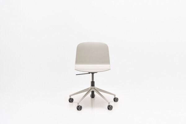 Nud - plywood chair with an aluminum base and height adjustment