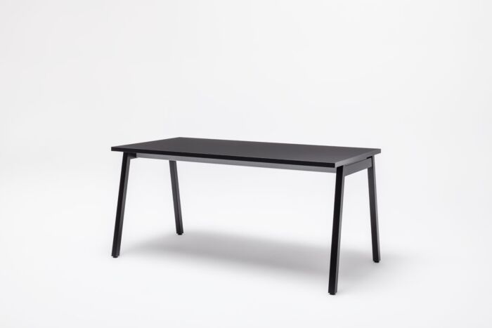 Ogi M - Schreibtisch