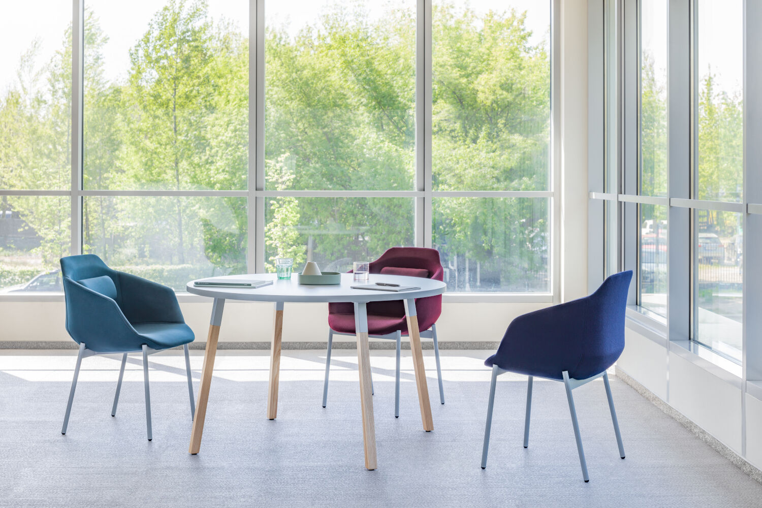 mesa de café con patas de madera Ogi W