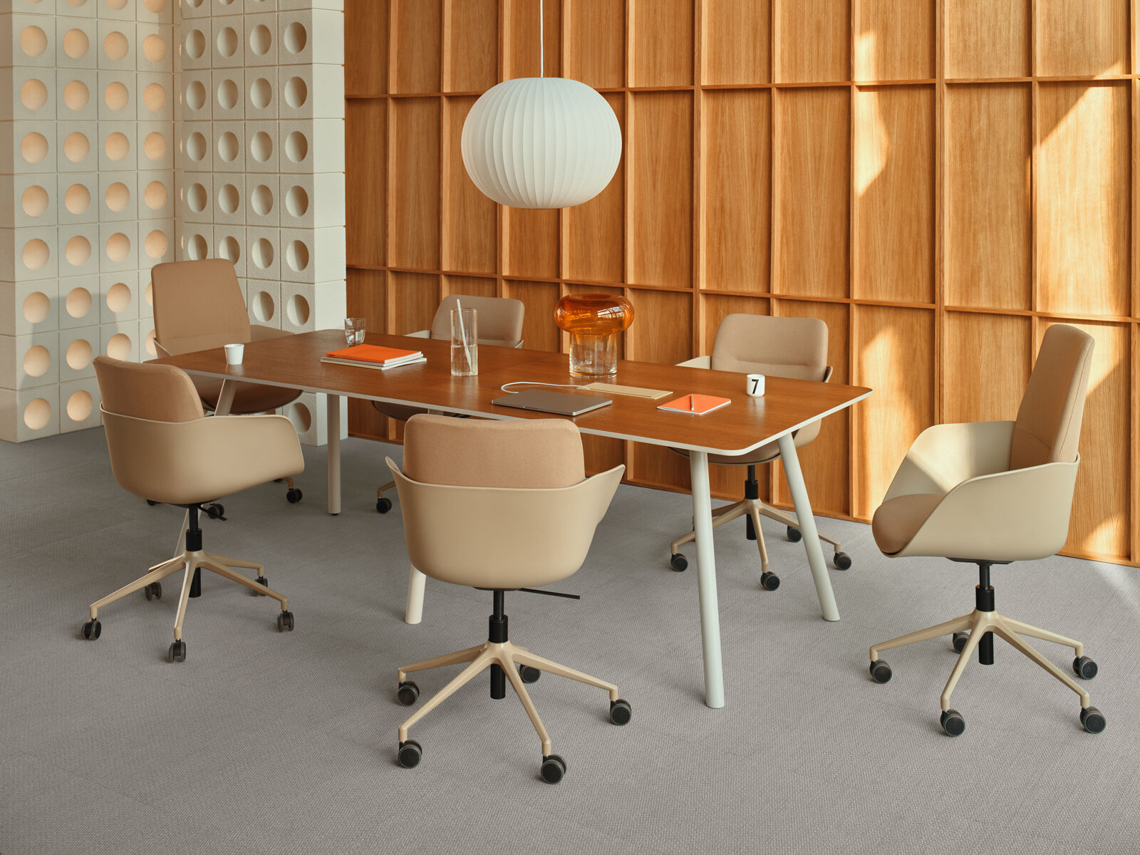 chair with an aluminum base and height adjustment Senda