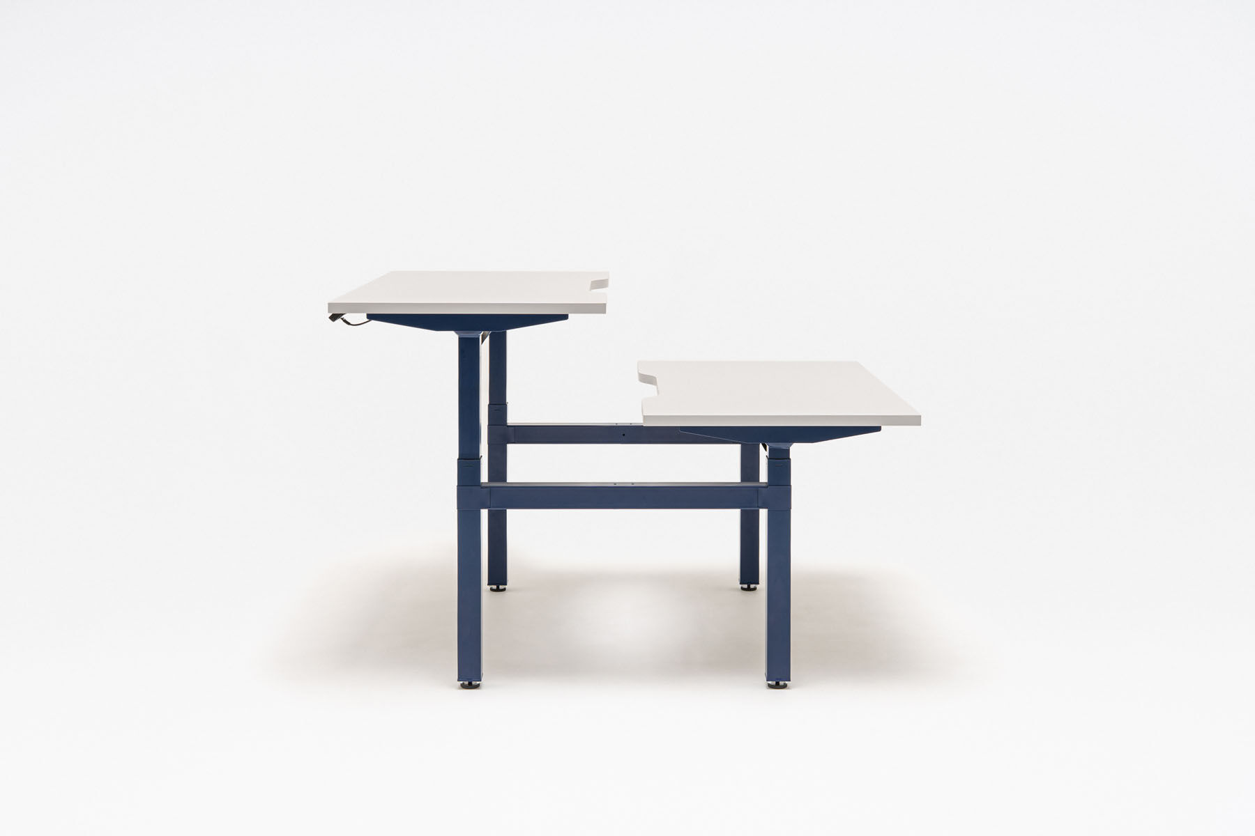 Doppelschreibtisch mit elektrischer Höhenverstellung , einmotoriges Gestell Ogi Drive Bench