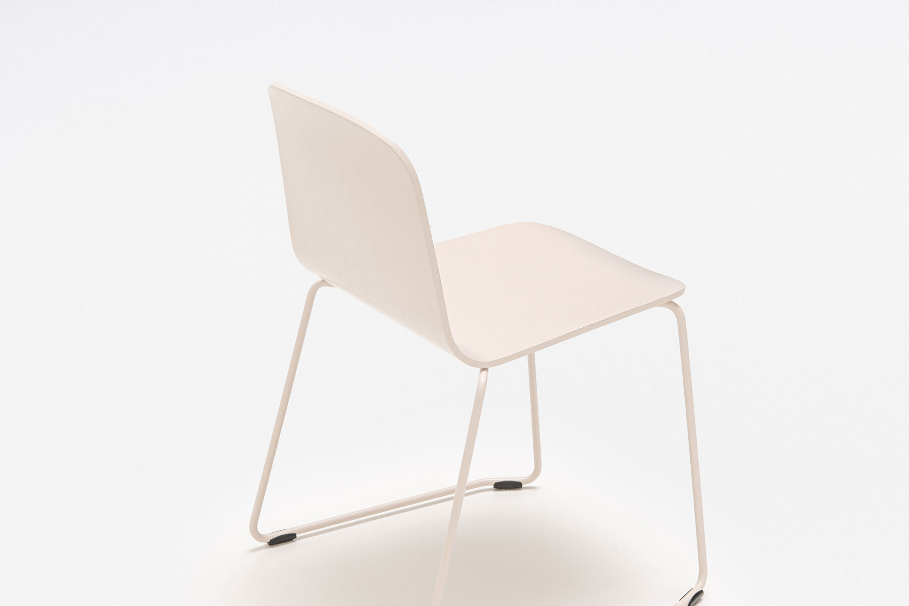 silla de contrachapado con base en forma de patín Nud