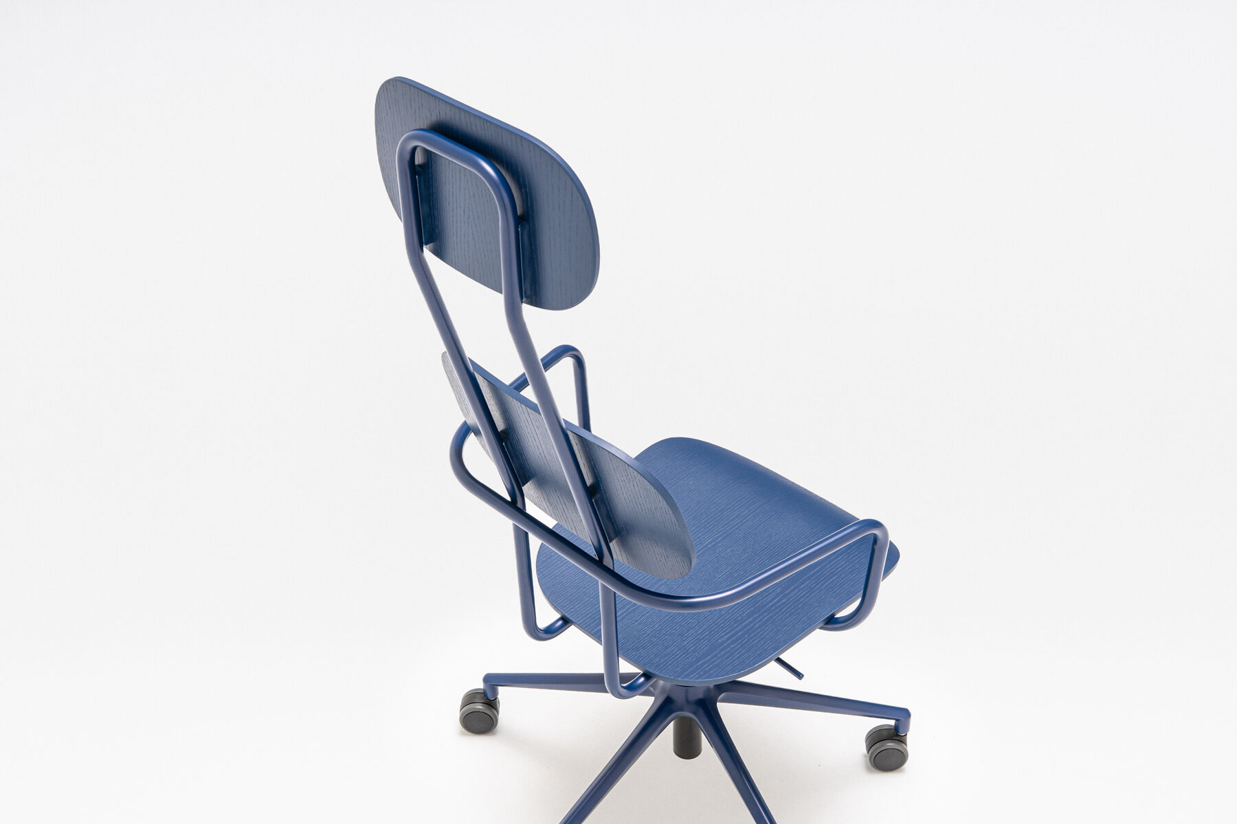 silla en contrachapado con reposacabezas con ajuste de altura New School
