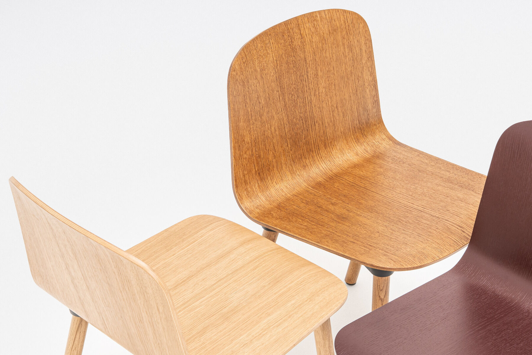 silla de contrachapado con base de madera Nud