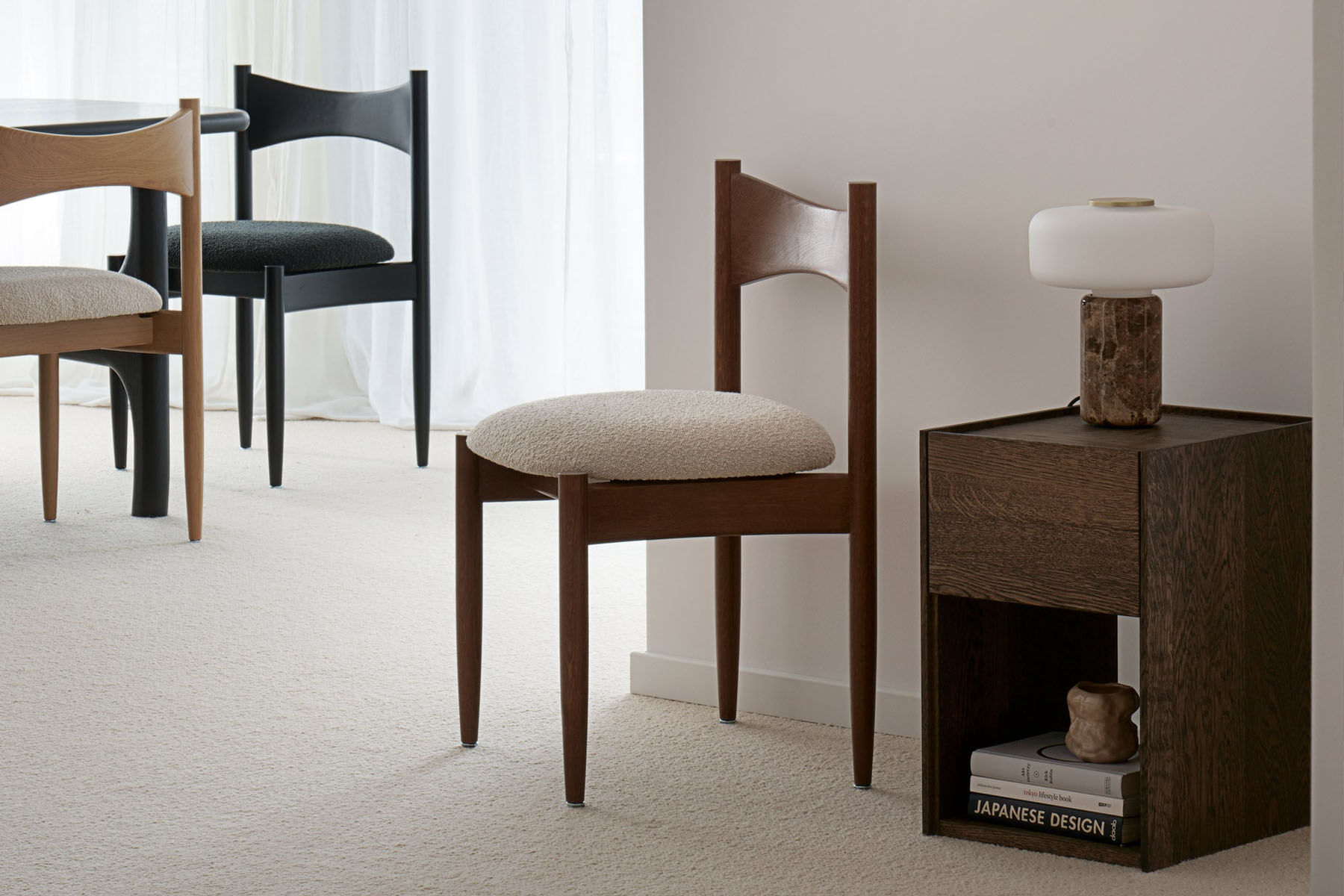 silla de madera con asiento tapizado Kemi