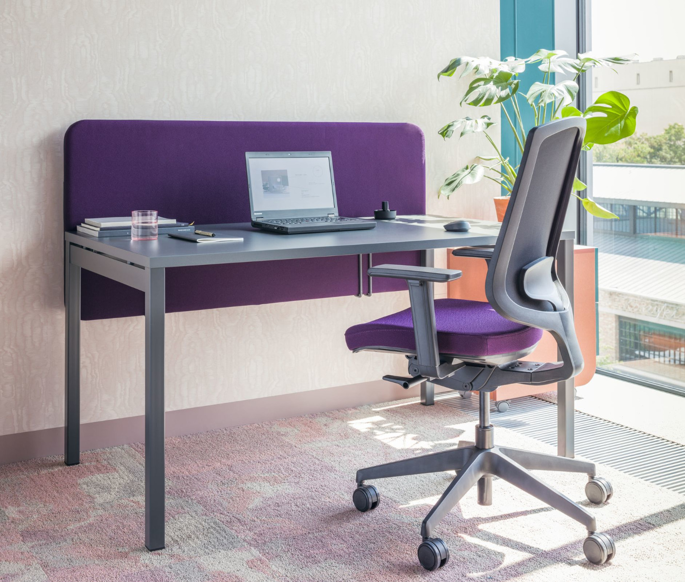 Ogi Y height adjustable desk