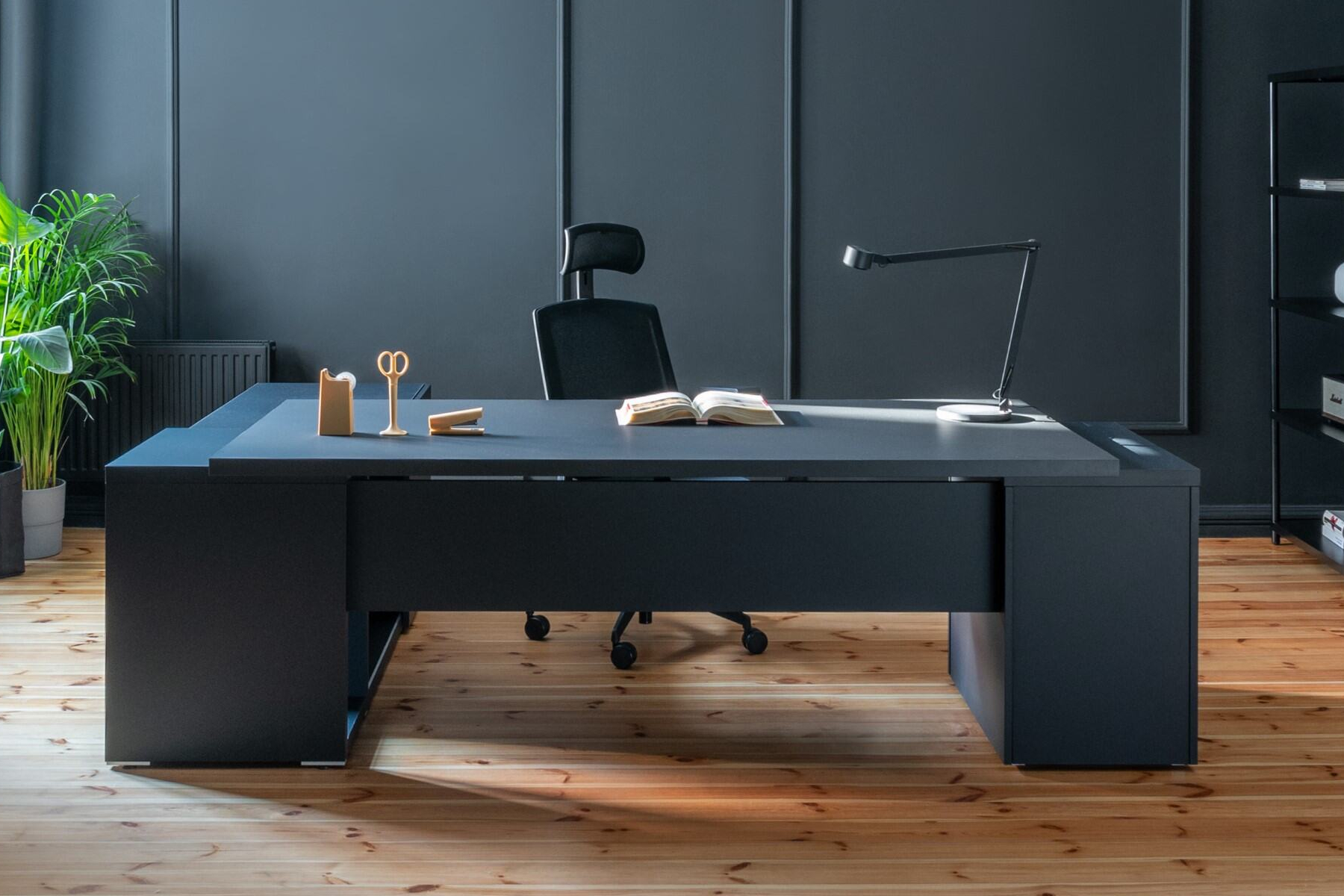 Premium version: Mito executive desk and Iris office chair