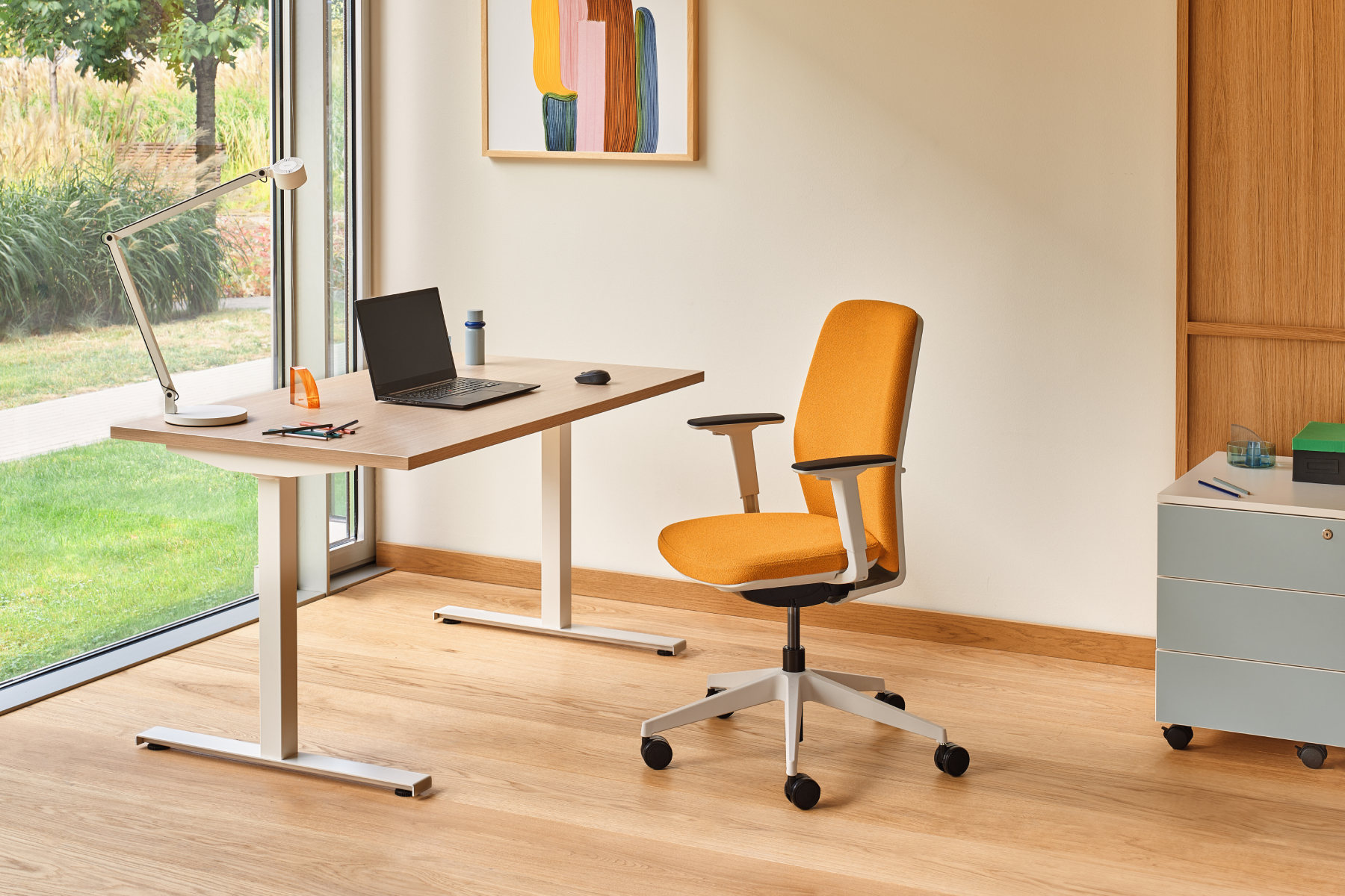 Economy version: Ogi T desk with pedestal and Evo office chair