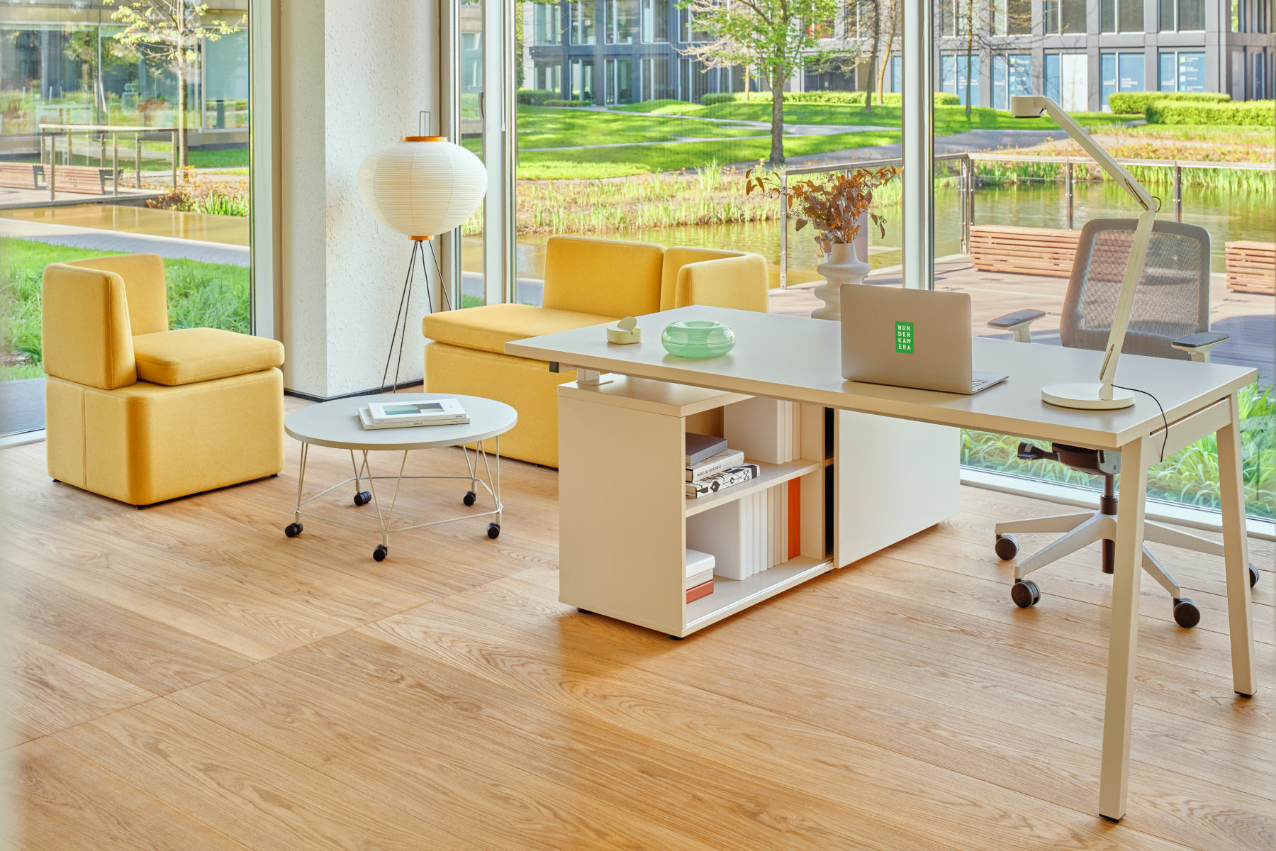 Standard version: Ogi M desk with managerial cabinet and Collar chair