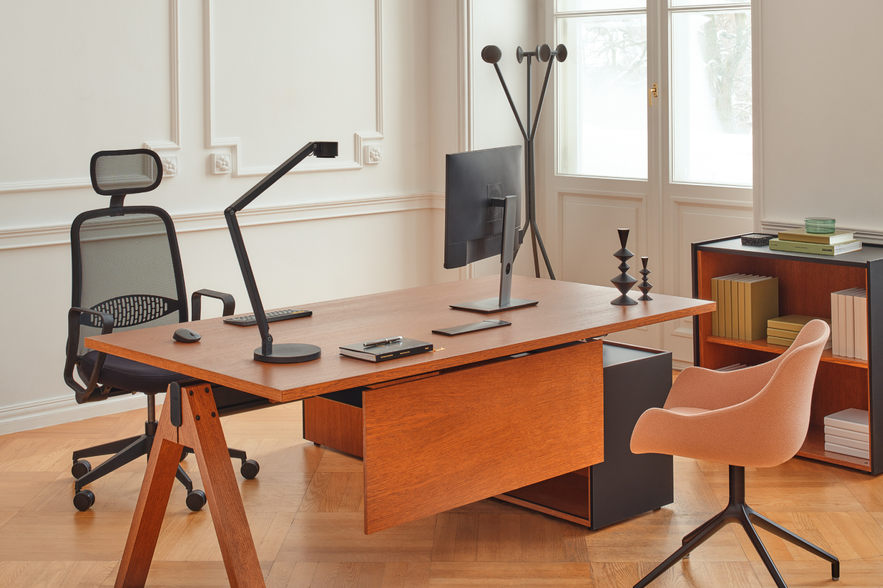 Premium version: Viga executive desk and Paralel executive chair