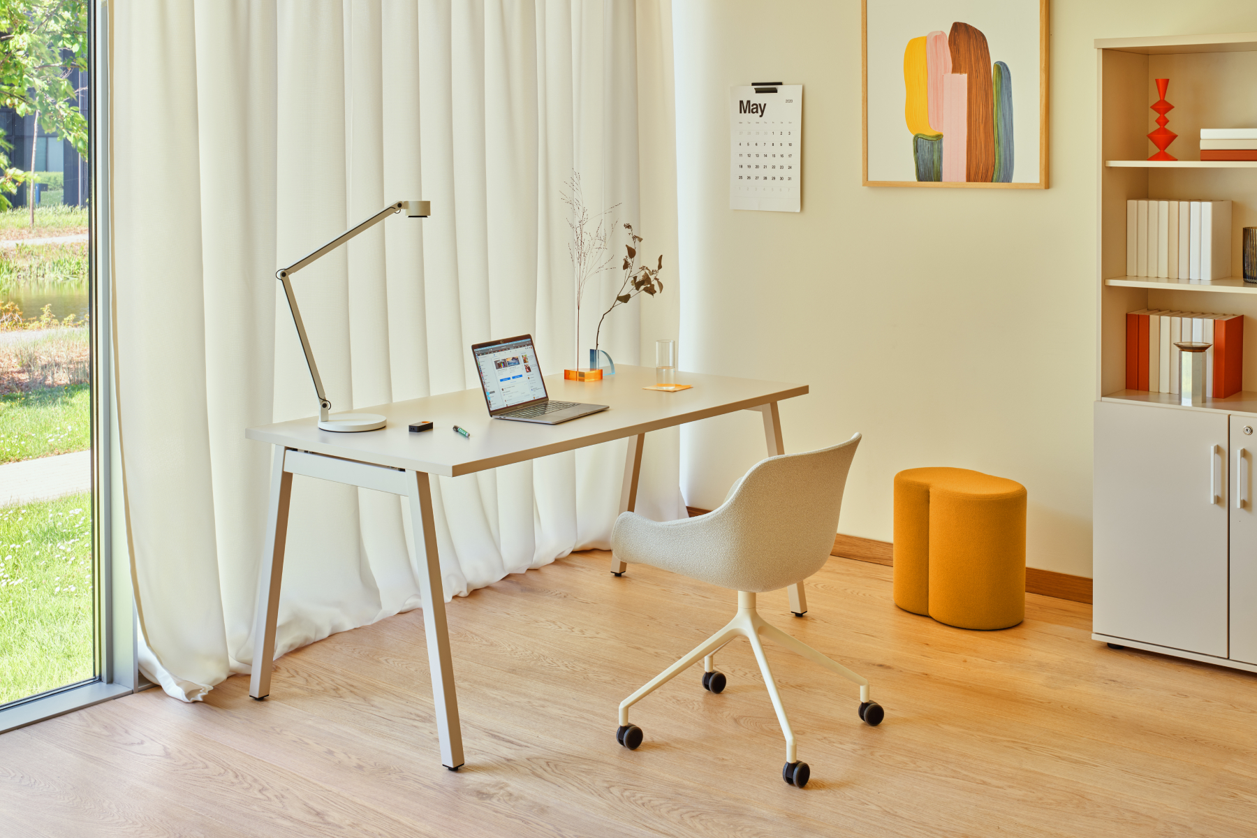 Economy version: Ogi M desk, Astro office chair