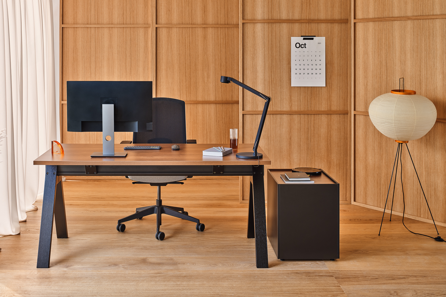 Premium version: Viga desk, Iris office chair