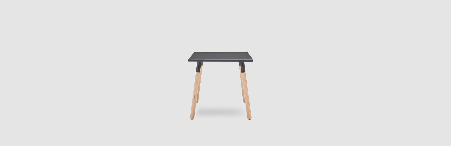 mesa de café con patas de madera Ogi W