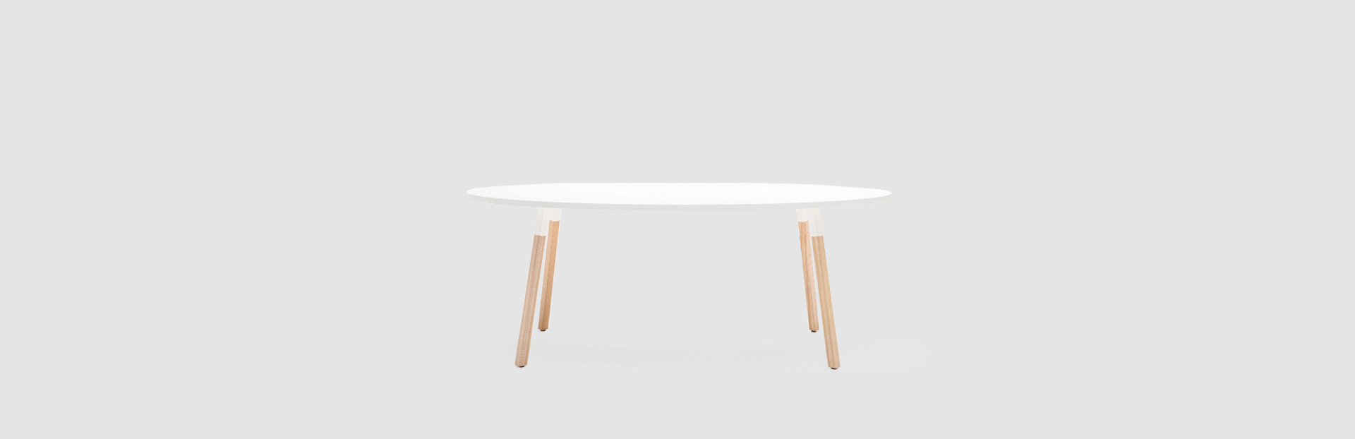 mesa con patas de madera Ogi W