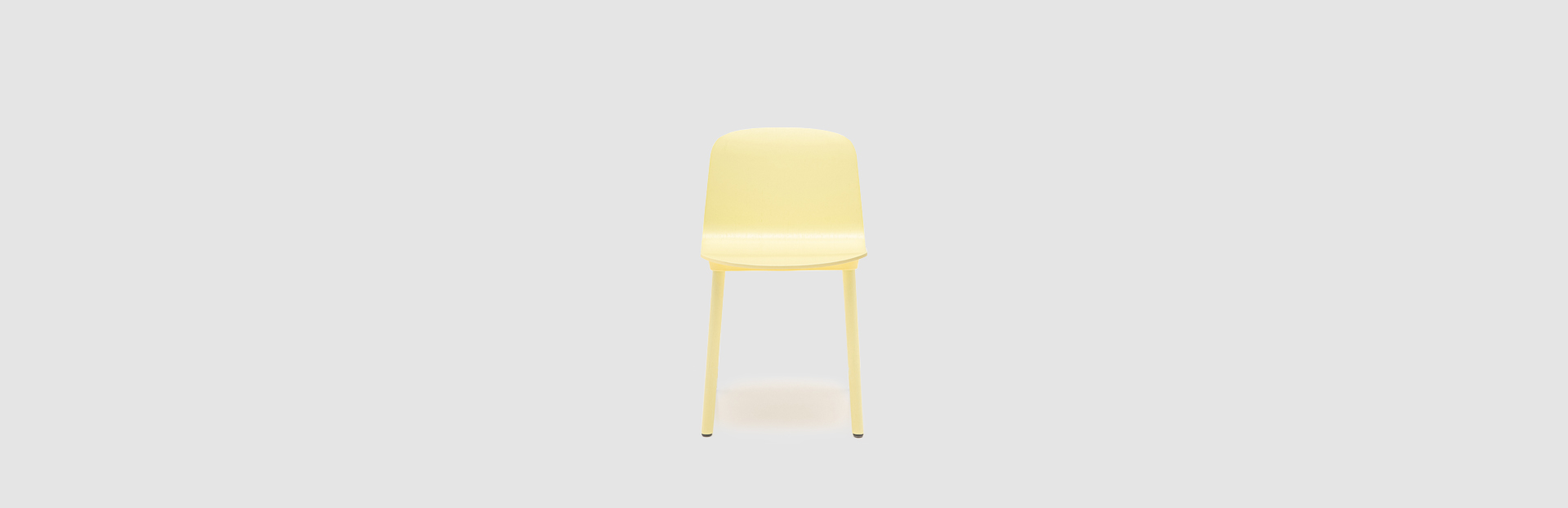 silla de contrachapado con base de madera Nud