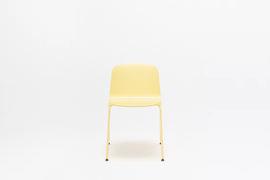 Nud silla de contrachapado con base metálica de cuatro patas