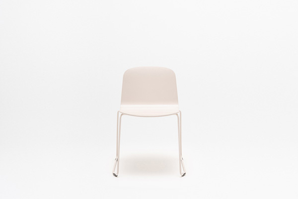 Nud silla de contrachapado con base en forma de patín