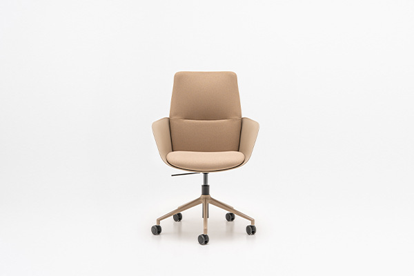 Senda chair with an aluminum base and height adjustment