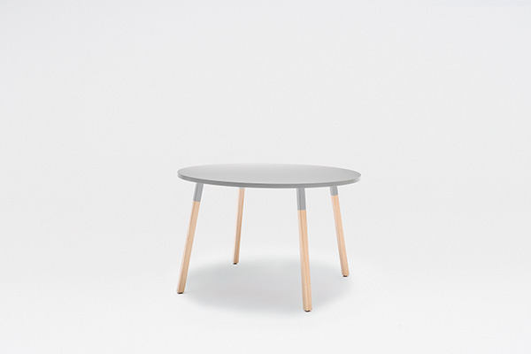 Ogi W tavolo da caffetteria con gambe in legno