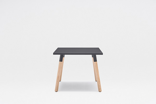 Ogi W Beistelltisch mit Holzbeinen