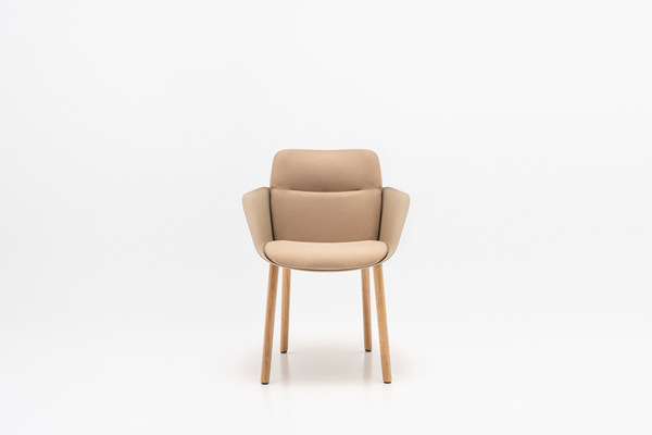 Senda chair with a wooden base