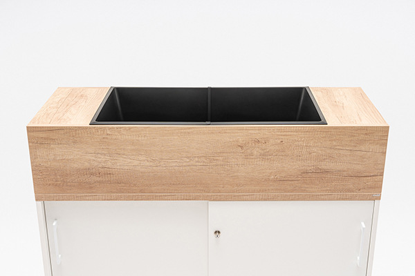 Standard Blumentöpf auf den Schrank gestellt