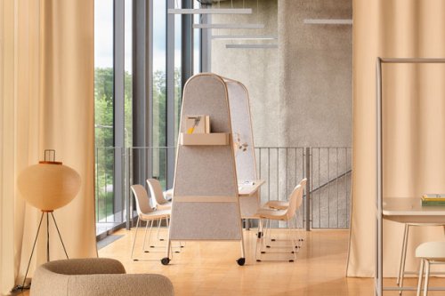 Tisch für Teamarbeit mit heller Tischplatte