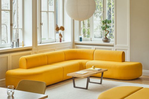 Modulares Designersofa in Gelb, mit zwei niedrigen Sitzflächen und zwei Rückenlehnen