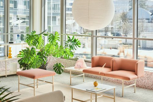 Das moderne Sofa Agora aus grauem Stoff mit charakteristischer hoher Rückenlehne