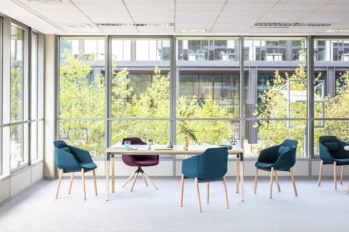 Ogi W - Tisch mit Holzbeinen